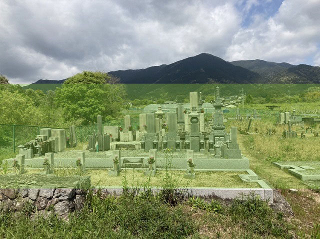 奈良にある四十九共同墓地の墓地風景