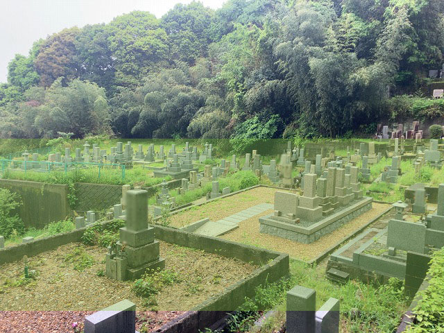 奈良にある櫛羅区墓地の墓地風景